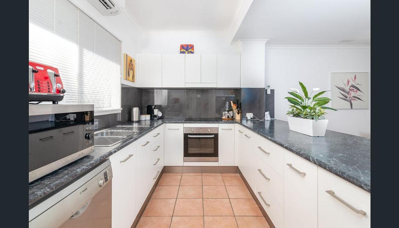 Modern 2 Bedroom Townhouse - Four Mile Beach Escapes Port Douglas Eksteriør bilde
